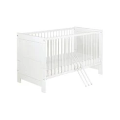 Schardt Nordic White Kinderzimmer Mit Umbauseiten Dreitüriger Schrank - Dekor Weiß 14 Schardt Nordic White Kinderzimmer Mit Umbauseiten Dreitüriger Schrank - Dekor Weiß -Roba || Pinolino Verkaufsgeschäft 04 790 82 02 nordic white kombi kinderbett 70x140 cm mit schlupfstaeben gr 3