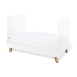 Pinolino Pan Kinderzimmer Extrabreit Groß 3türig Inkl. Wandregal Edelmatt Weiß/Eiche Klar Lackiert -Roba || Pinolino Verkaufsgeschäft 113420 01 5 1 1 1 1