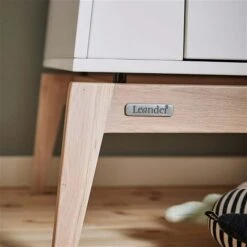 Leander Luna Kinderzimmer Sparset Grau/eiche Babybett Und Kleiderschrank Konfigurierbar -Roba || Pinolino Verkaufsgeschäft 720210 03 leander luna wardrobe small white oak closeup a 4 1