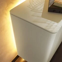 Hülsta Gentis 4R Sideboard - Lack-Ausführung 140,8 Cm Breit - 3 Schubladen -Roba || Pinolino Verkaufsgeschäft beleuchtung detail 2