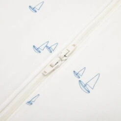 Ergobaby Babyschlafsack Sailboat Dreams - Leicht TOG 0.5 -Roba || Pinolino Verkaufsgeschäft classic sleep bag sailboat dreams 02