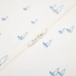 Ergobaby On The Move Schlummersack L 18-36 Sailboat Dreams Leicht TOG 0.5 -Roba || Pinolino Verkaufsgeschäft on the move sleep bag sailboat dreams 03 1