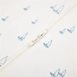 Ergobaby On The Move Schlummersack M 6-18 Sailboat Dreams Mittel TOG 1.0 -Roba || Pinolino Verkaufsgeschäft on the move sleep bag sailboat dreams 03 2