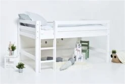 Hoppekids Halbhohes Bett ECO Luxury 120x200 Cm Weiß Mit Gerader Leiter & Absturzsicherung -Roba || Pinolino Verkaufsgeschäft pre a4 12 milieu 2 scaled 1